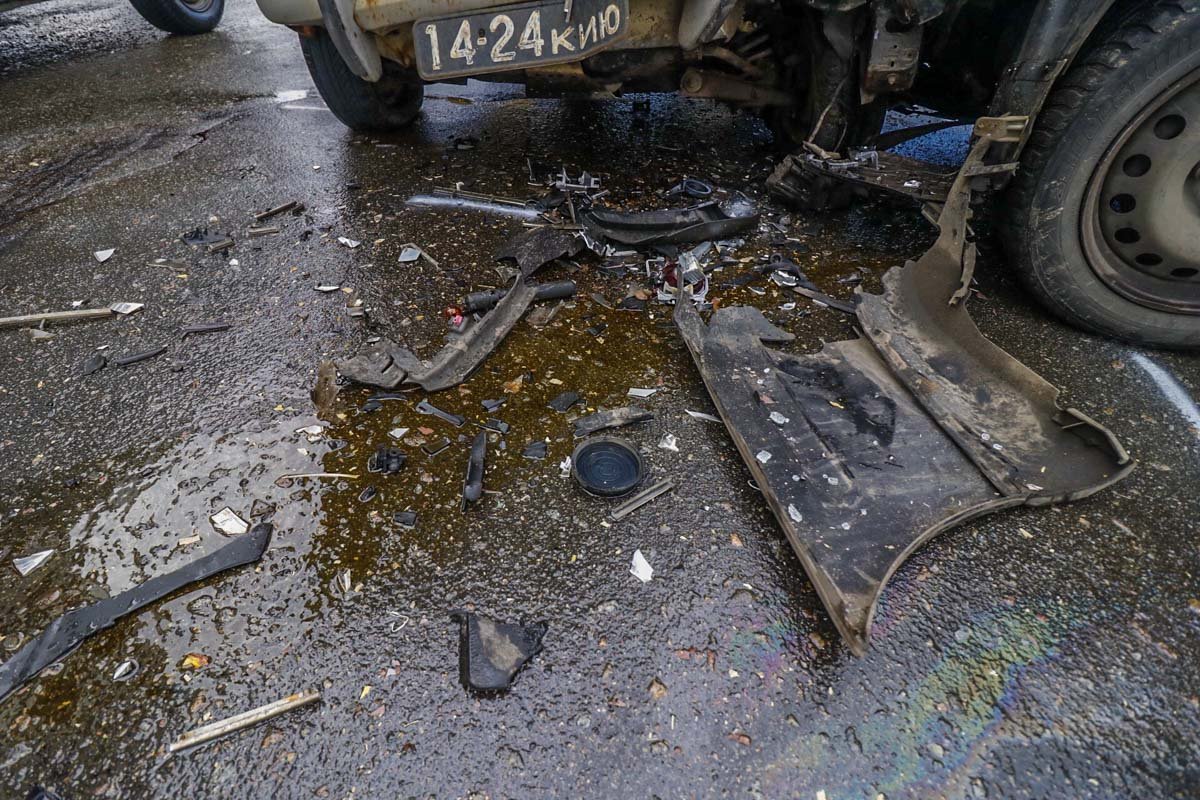 Оба автомобиля получили значительные повреждения передних бамперов Оба автомобиля получили значительные повреждения передних бамперов