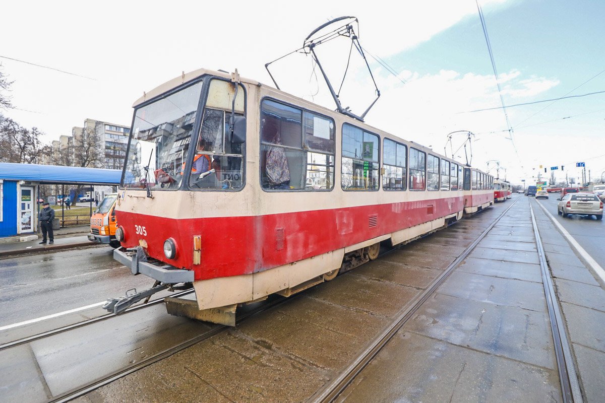 Citroen развернуло на трамвайные пути и он перекрыл движение трамваев Citroen развернуло на трамвайные пути и он перекрыл движение трамваев