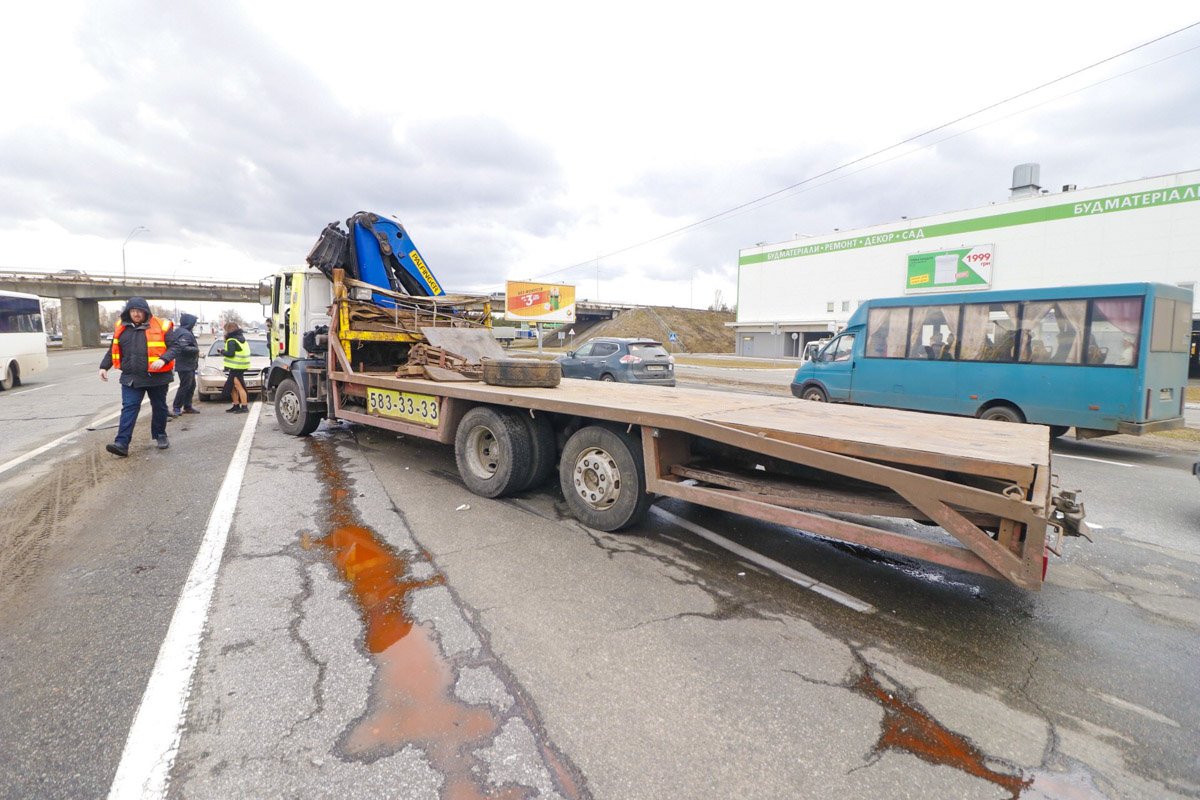 На Броварском проспекте, 3в рядом с магазином Leroy Merlin столкнулись эвакуатор и «Богдан»