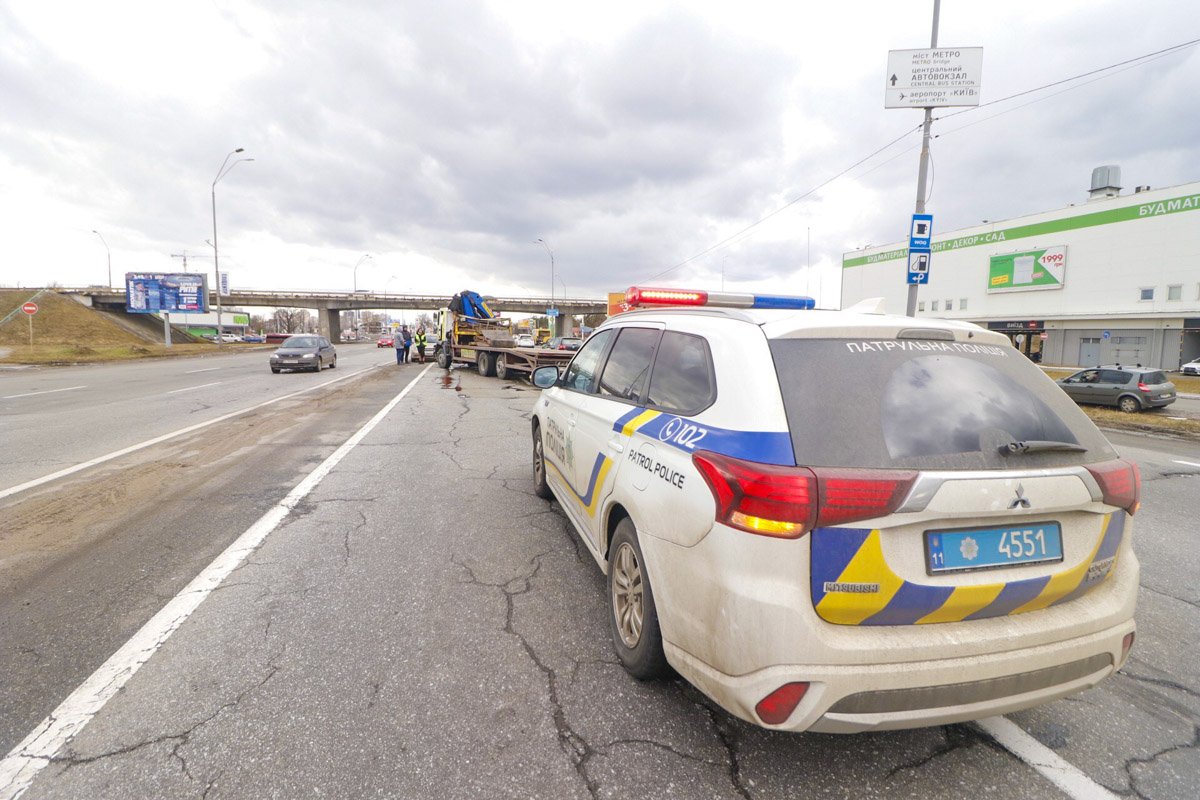 На месте работали правоохранители. Причины случившегося выясняются