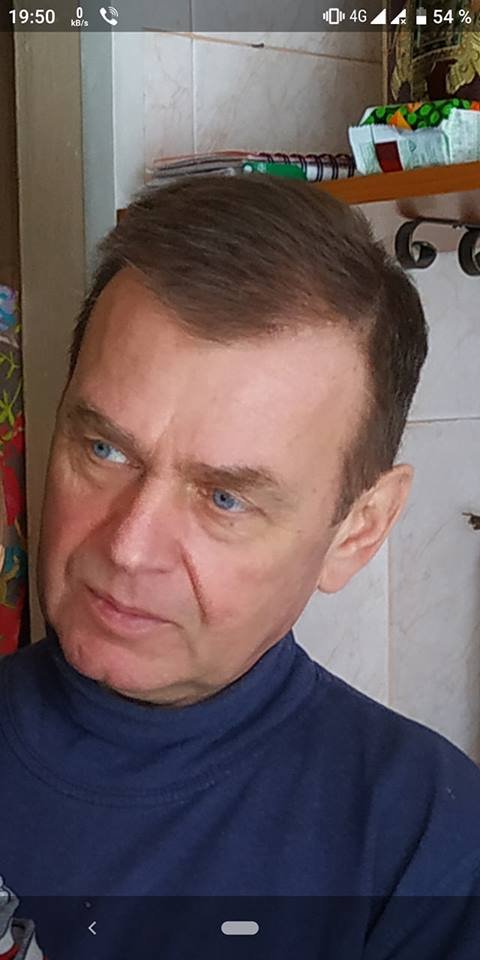 Андрей Васильевич худощавого телосложения и хромает на правую ногу 