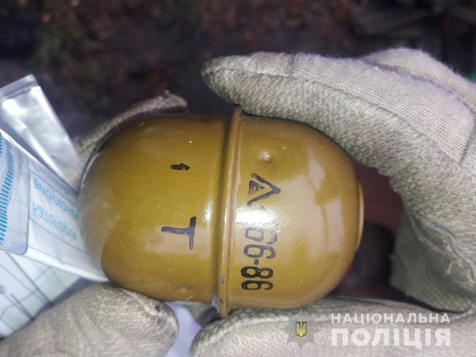 Под Киевом мужчина сначала напугал мать гранатой, а потом спрятал взрывное устройство в собачьей будке
