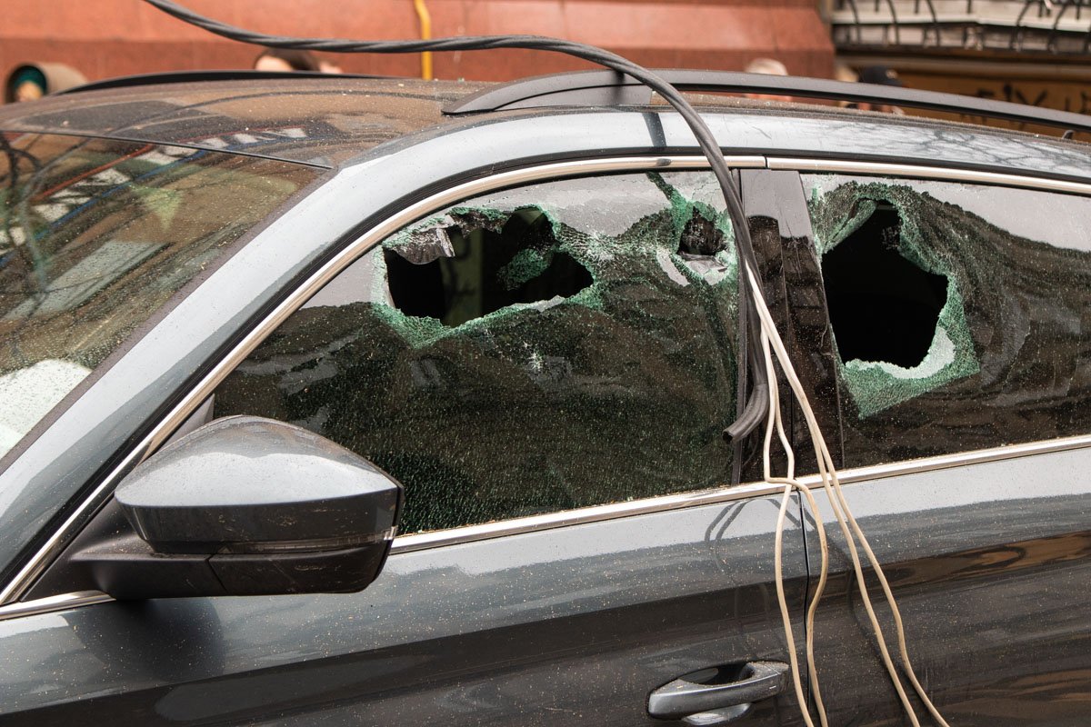 У Mitsubishi и Skoda от удара выбило боковые и заднее стекла, а автомобилю Acura повезло больше, у него только оторвало номера