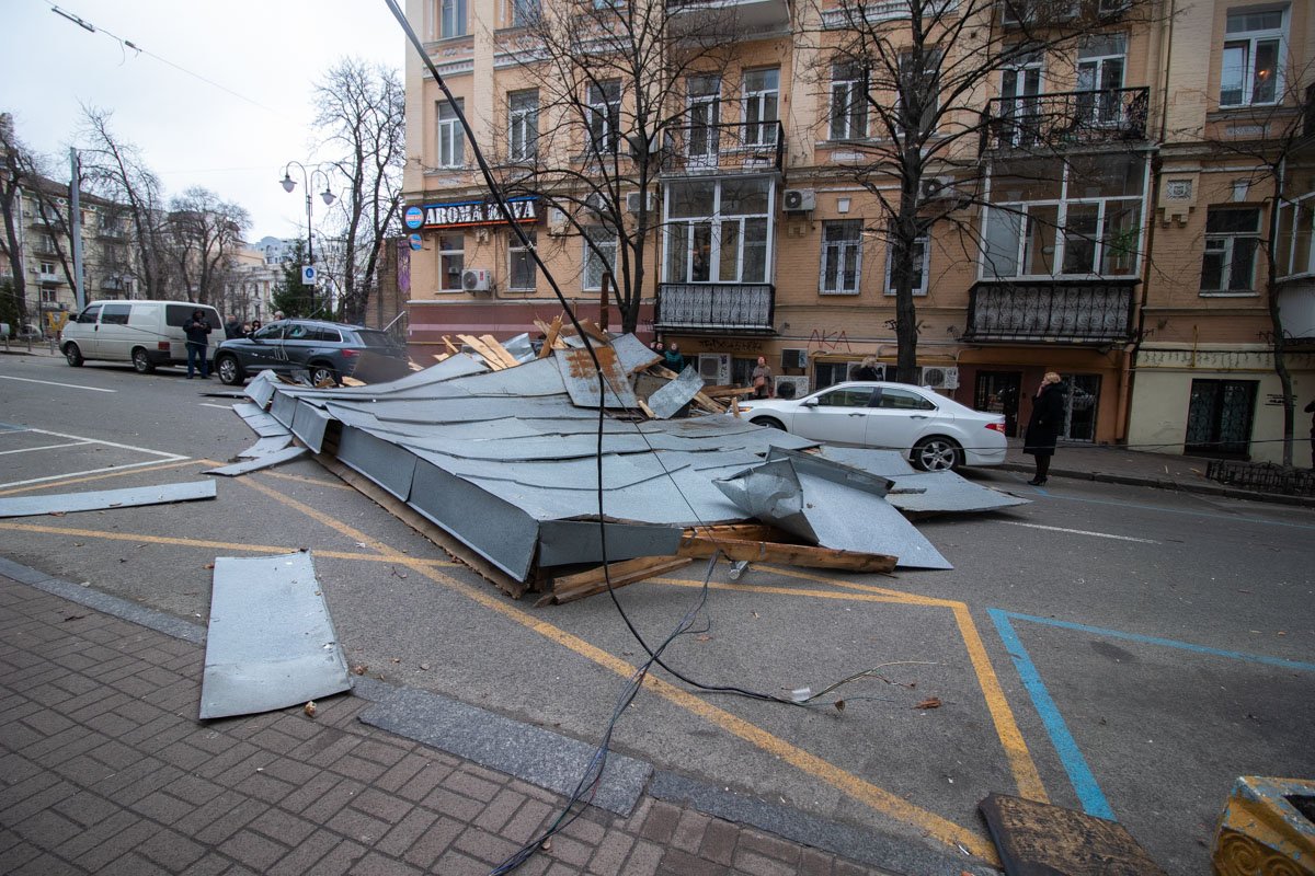 Кроме того, части крыши оборвали провода на данном участке
