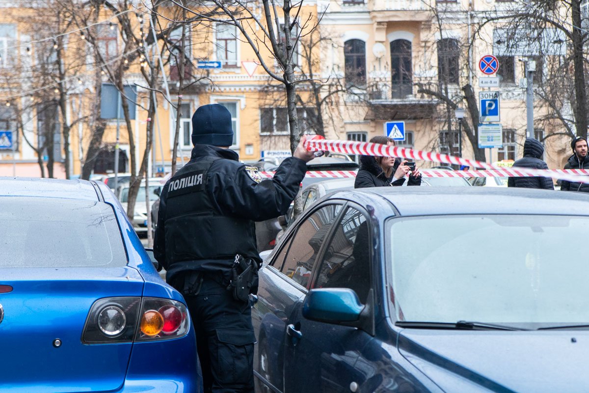Правоохранители закрыли для проезда автомобилей, так же оградили небезопасную территорию лентой