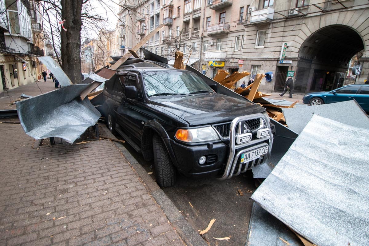 На месте работают сотрудники полиции, ГСЧС и коммунальных служб
