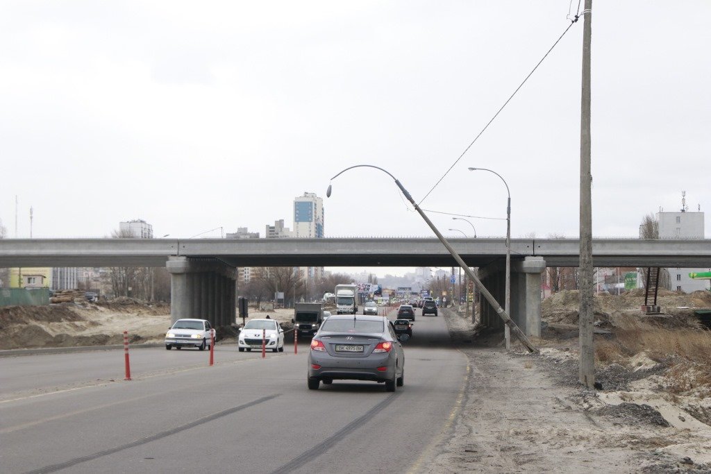 11 марта в Киеве на улице Богатырской из-за ветра провис на проводах фонарный столб