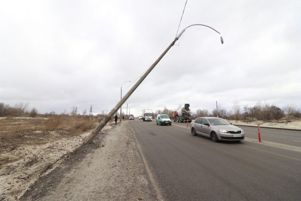 Небезопасное место находится рядом с заправкой WOG фактически под мостом по направлению в Киев