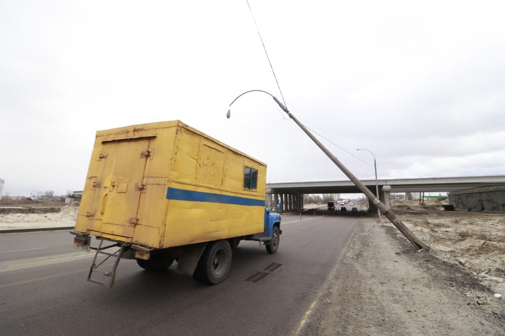 Но спасатели не могут приступить к каким-либо действиям, пока не прибудут правоохранители и не перекроют проезжую часть