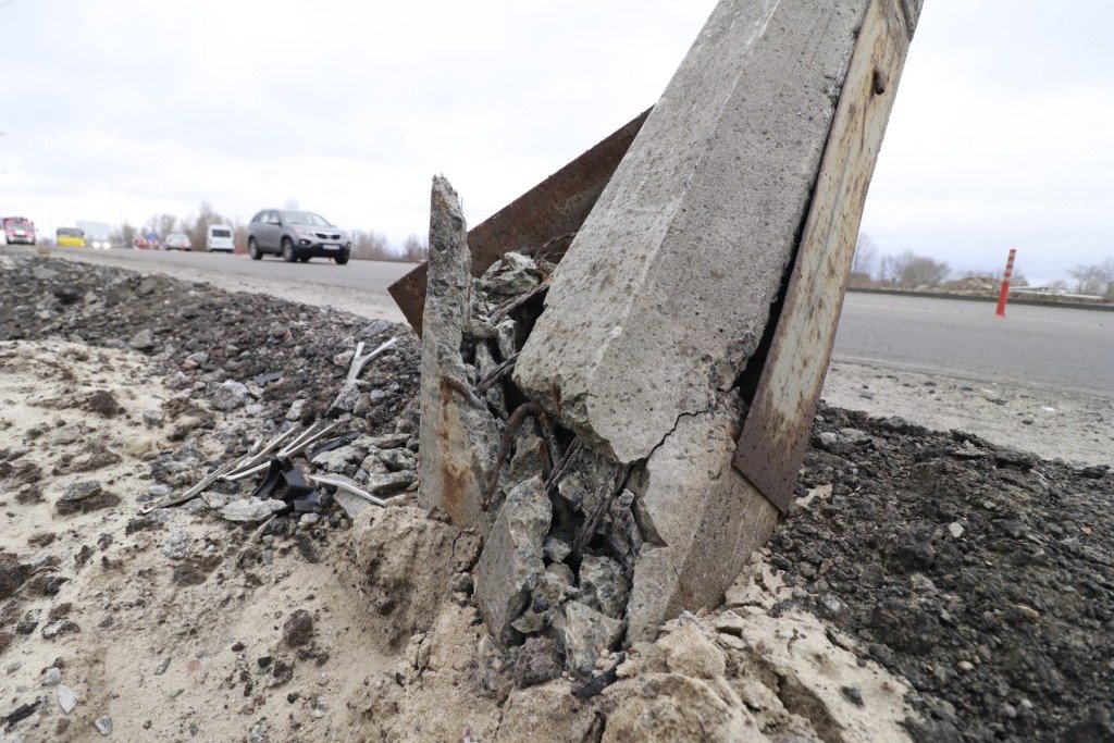 А пока на дороге очень опасно, автомобили продолжают двигаться большим потоком, а столб в любой момент может упасть