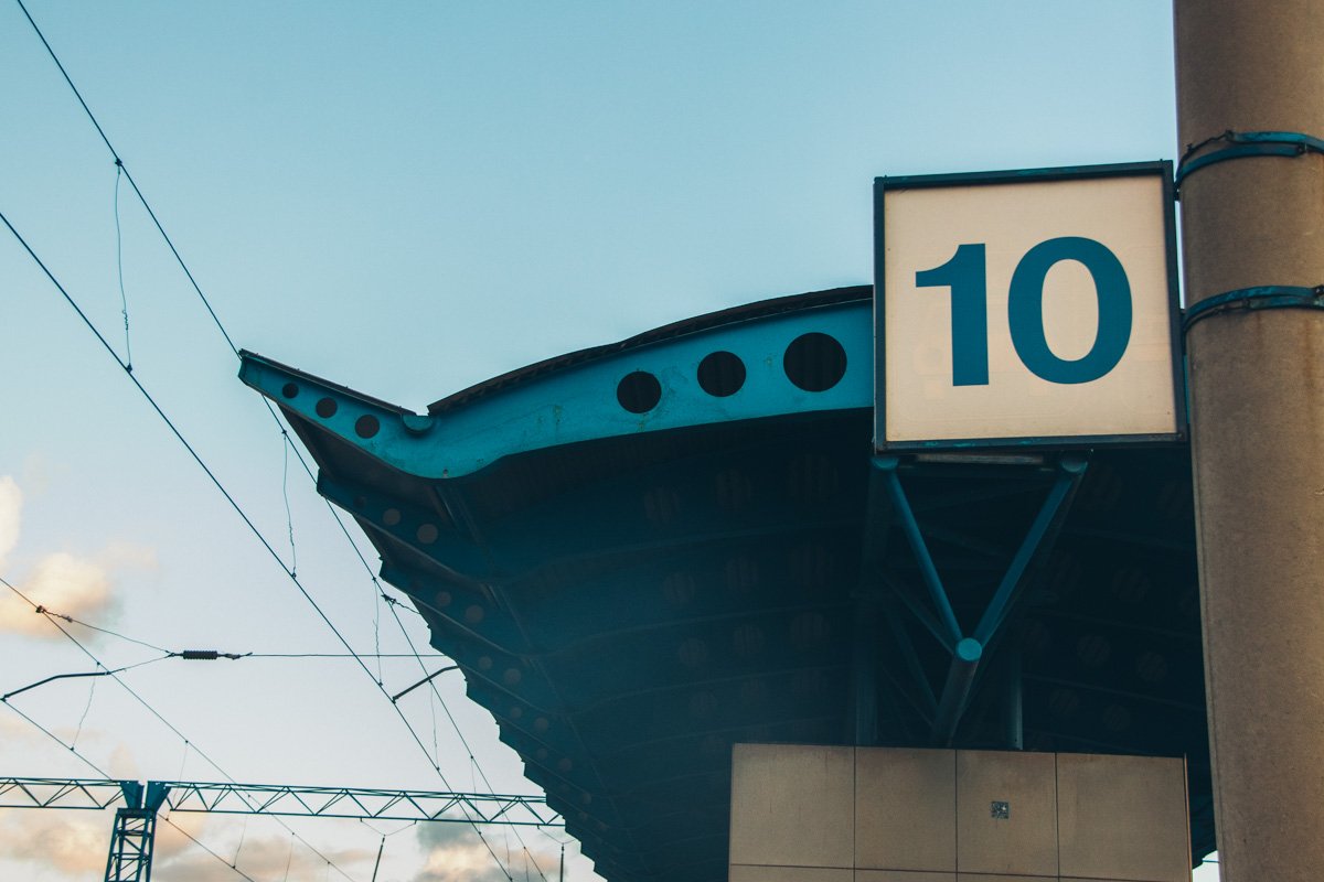 По словам сотрудников «Укрзалізниці», мариупольский поезд наехал на погибшего на 10 пути вокзала, когда отправлялся в депо