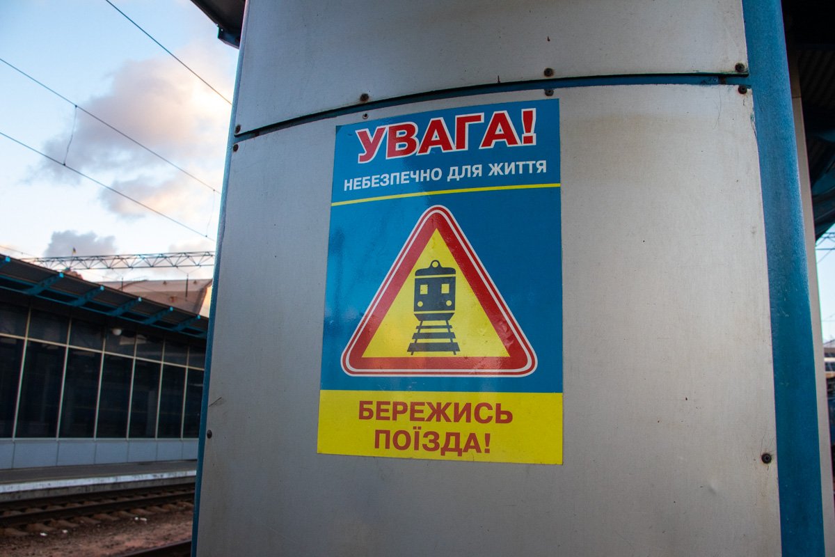 Во время начала движения состава, мужчина стоял на перроне, но как только транспорт приблизился к нему, внезапно лег на рельсы