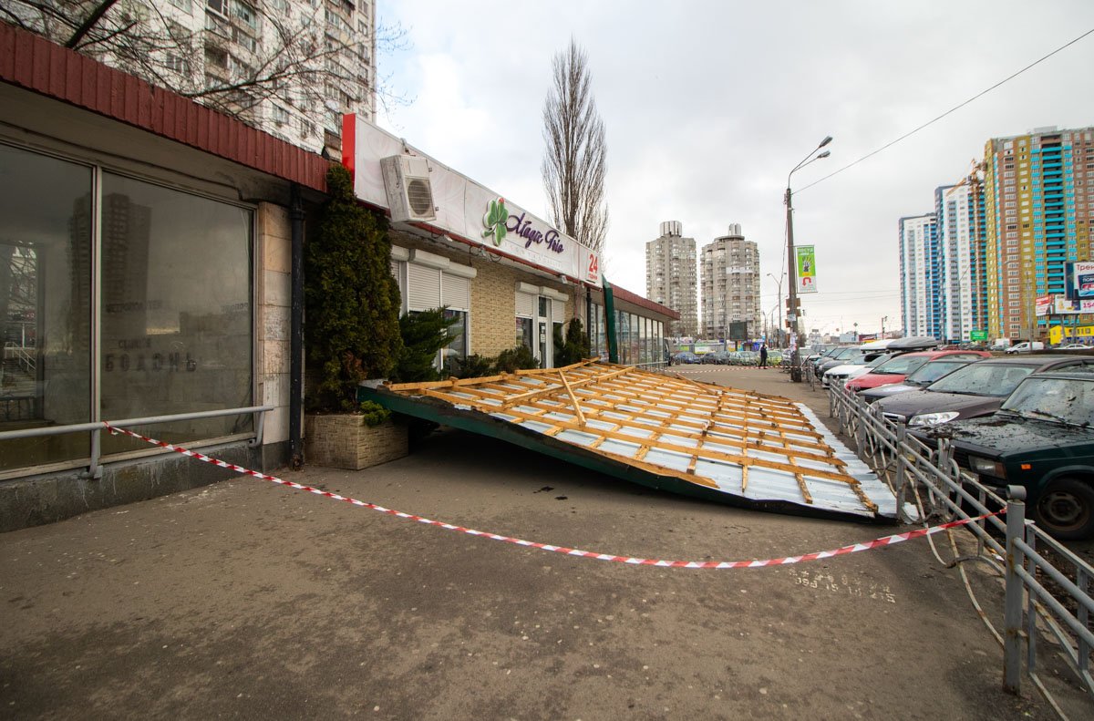 Не повезло и магазину цветов на территории станции метро Оболонь