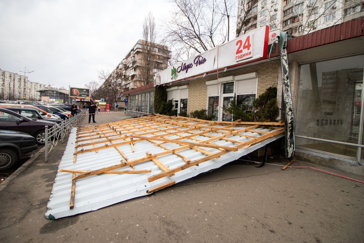 Огромный лист профнастила полностью заблокировал выход из магазина и перекрыл пешеходную зону рядом со входами в метро