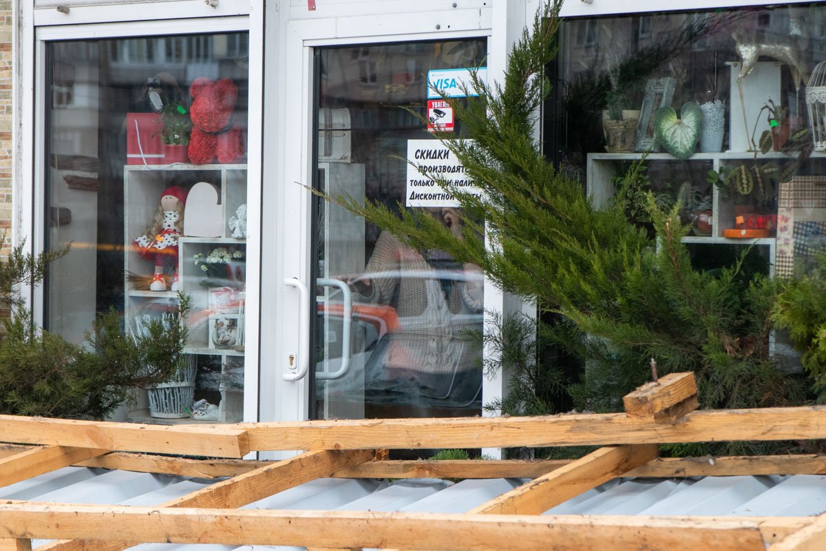 Сотрудники в буквальном смысле остались в заточении, так как крышу до сих пор не убрали. А территорию оградили лентой