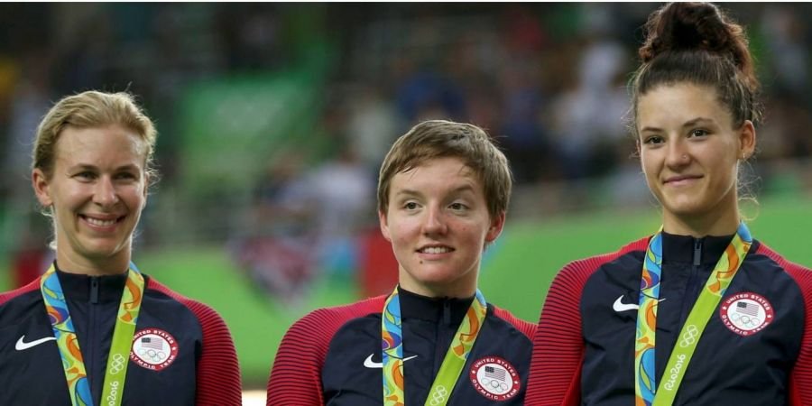 Келли Кэтлин (по центру) совершила самоубийство в возрасте 23 лет Келли Кэтлин (по центру) совершила самоубийство в возрасте 23 лет