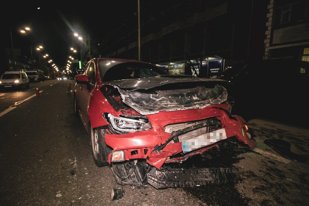 Автомобиль Subary въехал в стоящий на светофоре Seat