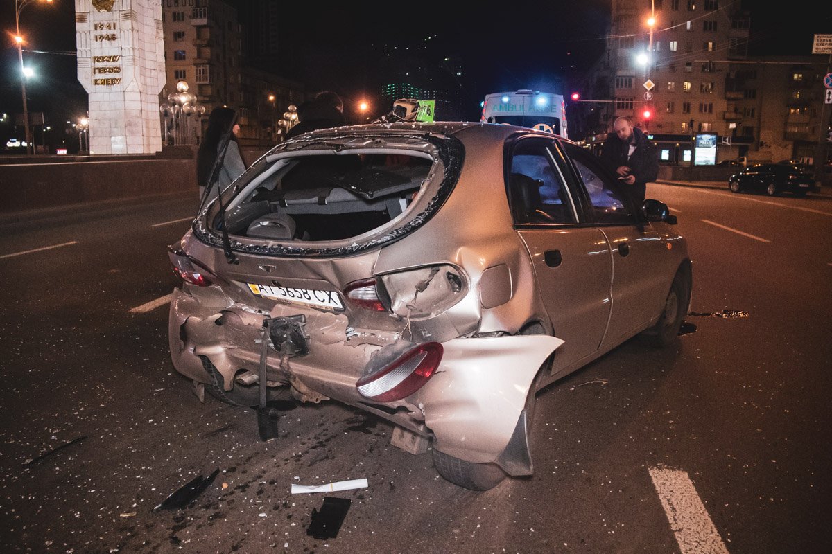  Toyota влетела в стоящий на светофоре Lanos, а тот ударил Peugeot