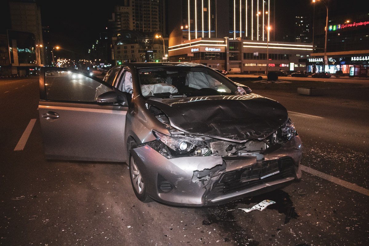 У Toyota сильно повреждена передняя часть