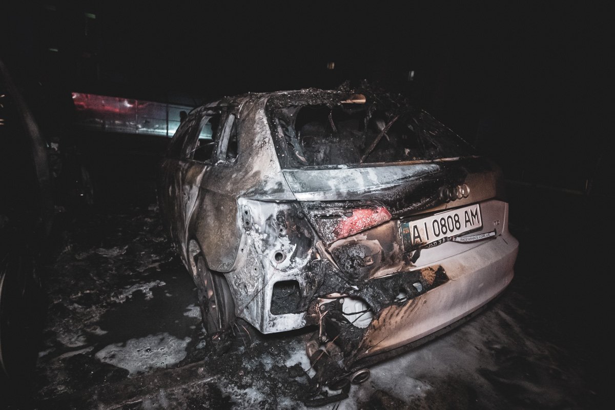 Пламя было настолько сильным, что повредило стоящий рядом автомобиль Audi