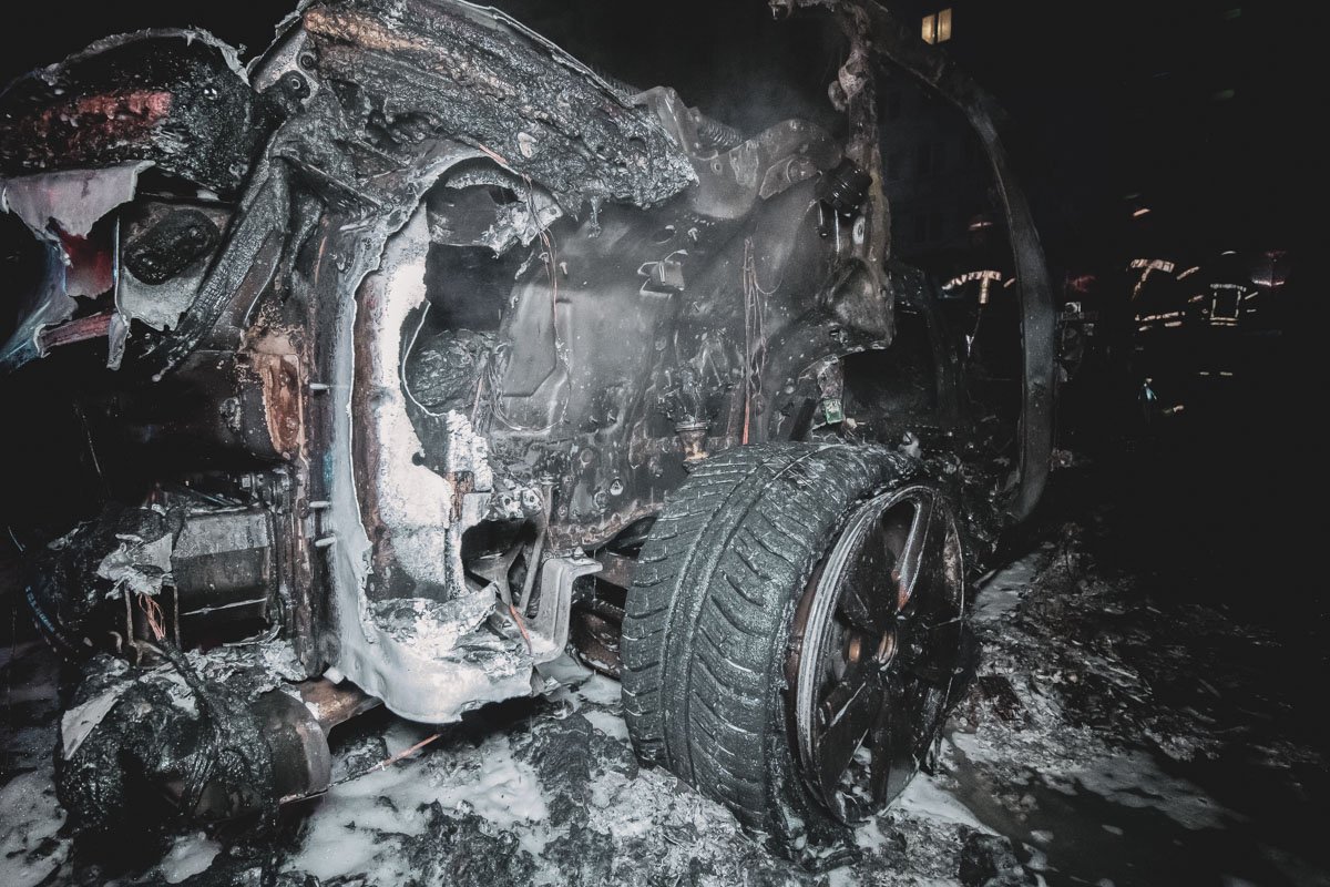 Porsche пытались потушить очевидцы, однако с огнем смогли справиться только при помощи пожарных 