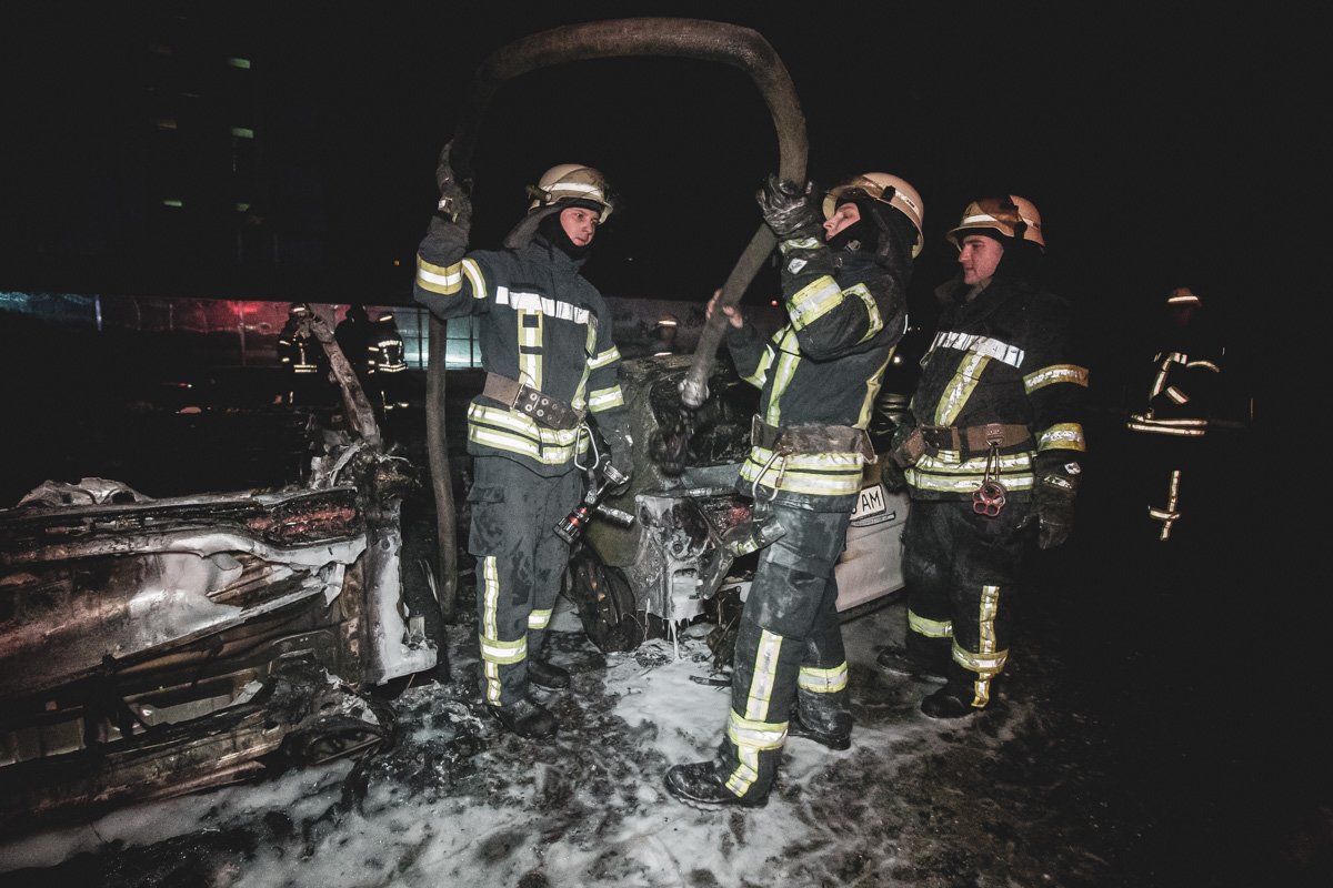 На месте происшествия работали два пожарных наряда 