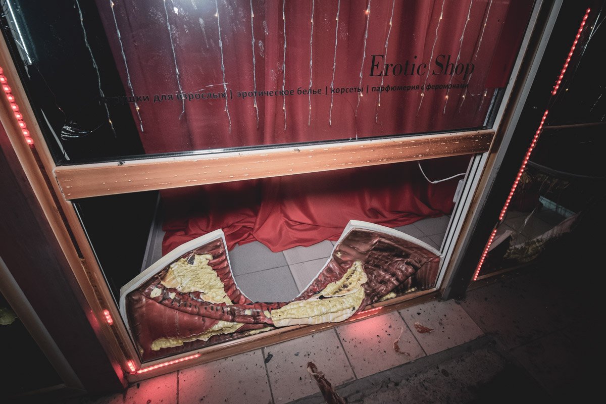 Огонь повредил также витрину ближайшего магазина 