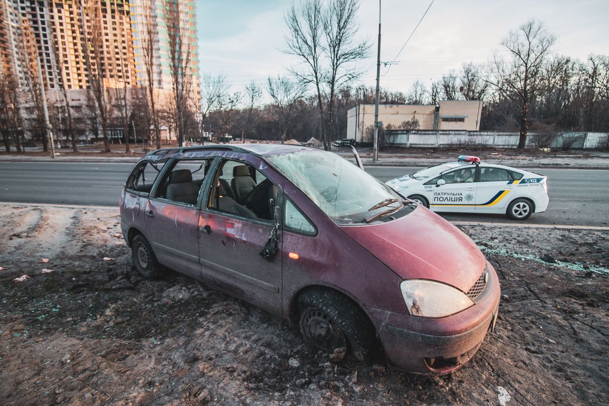 У минивэна лопнуло правое переднее колесо и машина перевернулась У минивэна лопнуло правое переднее колесо и машина перевернулась