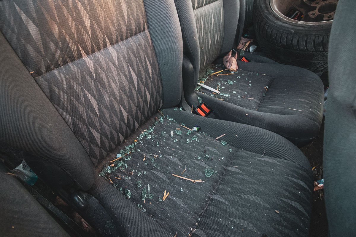 В результате аварии у автомобиля вылетели боковые и заднее стекла В результате аварии у автомобиля вылетели боковые и заднее стекла