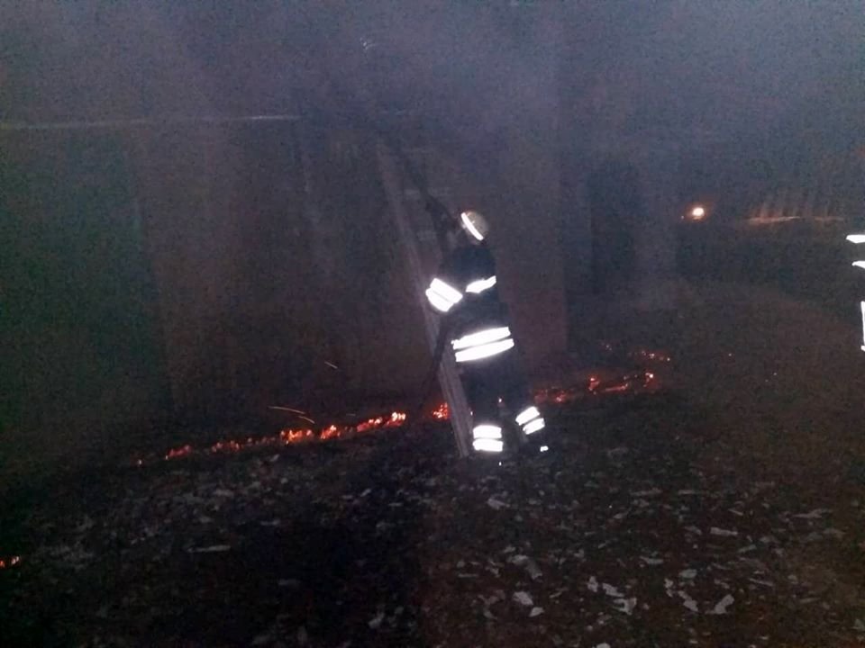 Во время ликвидации пожара в свинарнике пожарные спасли около 350 поросят Во время ликвидации пожара в свинарнике пожарные спасли около 350 поросят