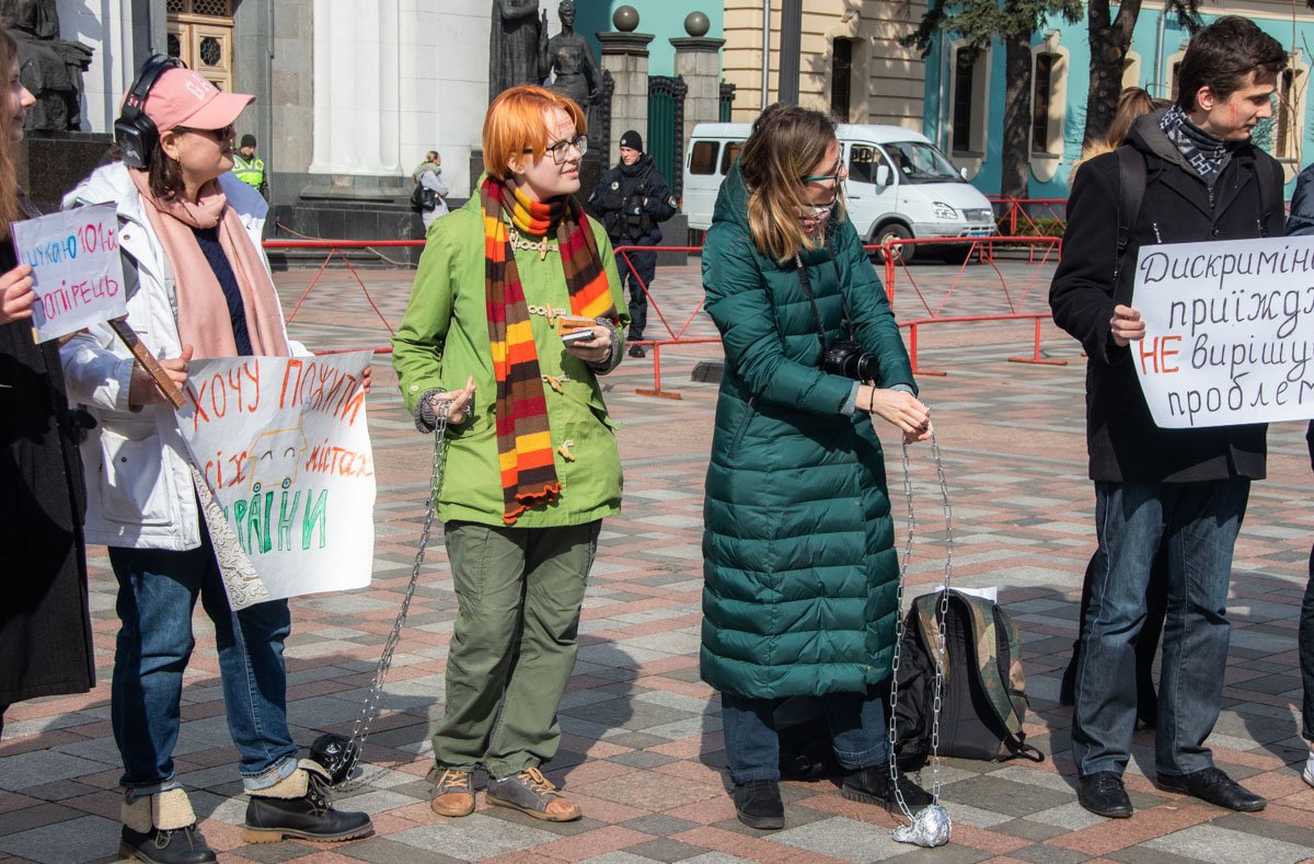 Студенты собрались под зданием Верховной Рады, чтобы требовать от властей отмены регистрации по месту постоянного проживания