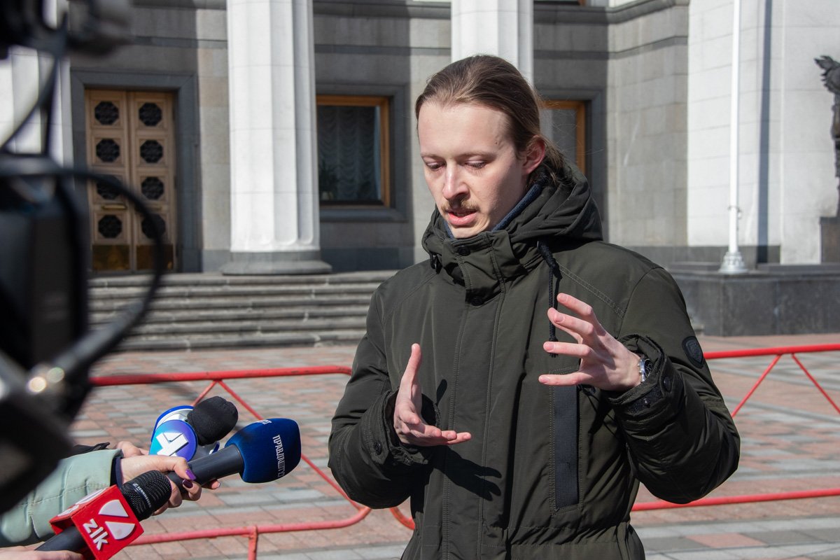 Ведь молодежь не может обращаться к профильным врачам в медучреждениях, проголосовать на выборах, даже элементарно сменить фотографию в паспорте