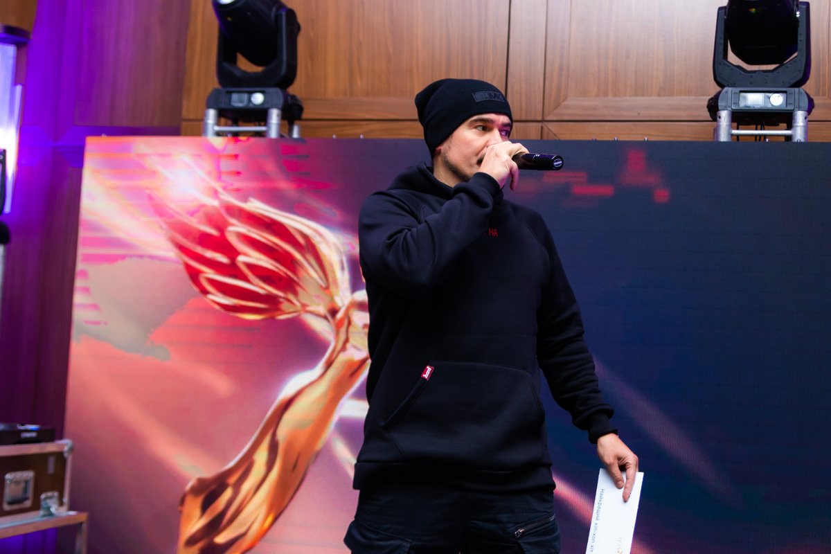 Статуэтку Алине вручал Фагот