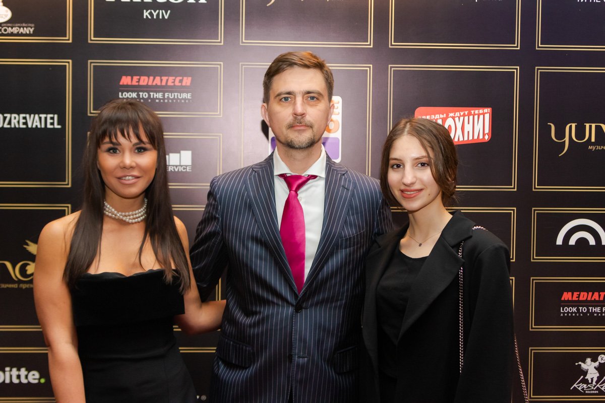 Некоторые из гостей и участников праздника были одеты очень официально