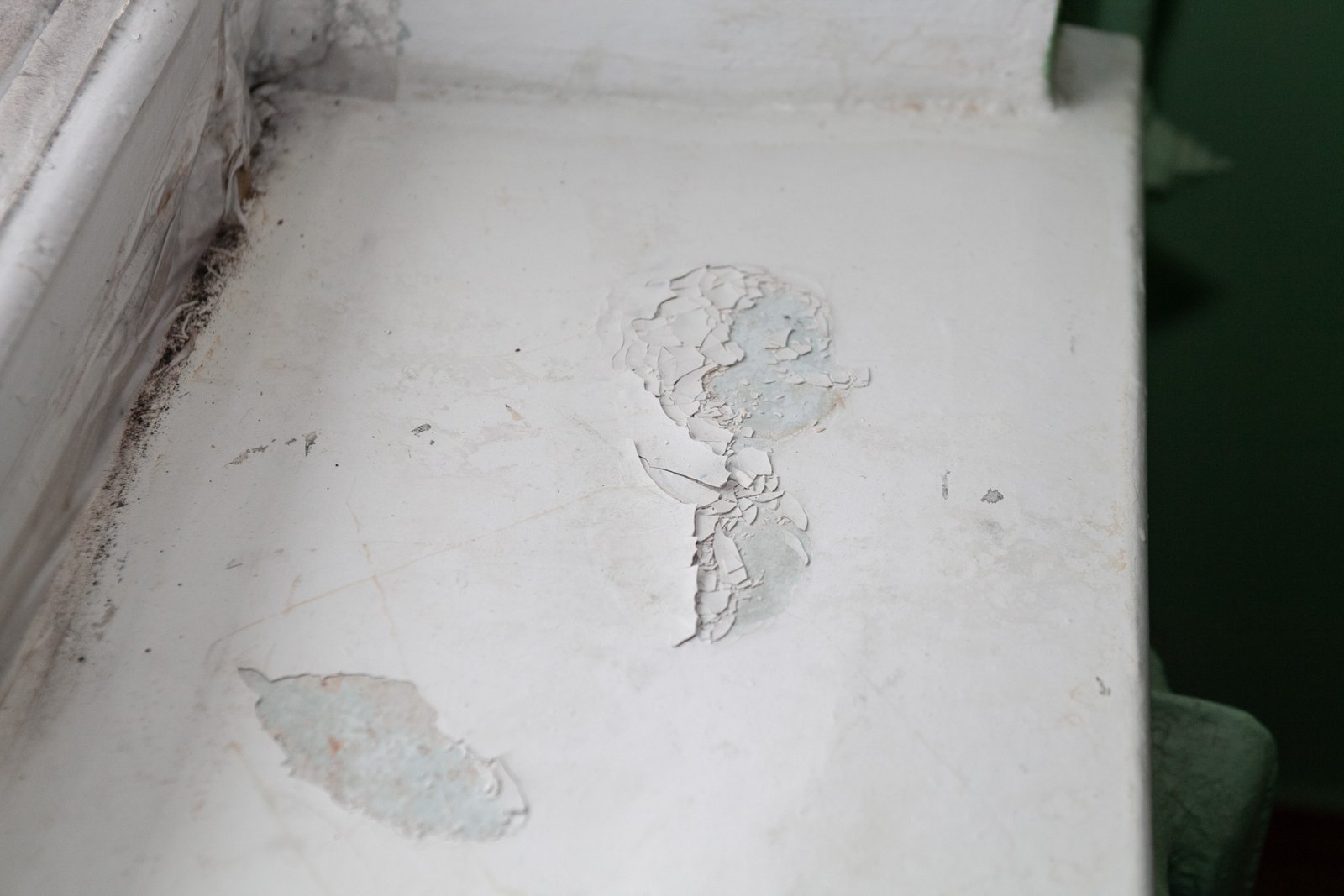 В течение длительного времени в жилых комнатах не проводили ремонт В течение длительного времени в жилых комнатах не проводили ремонт