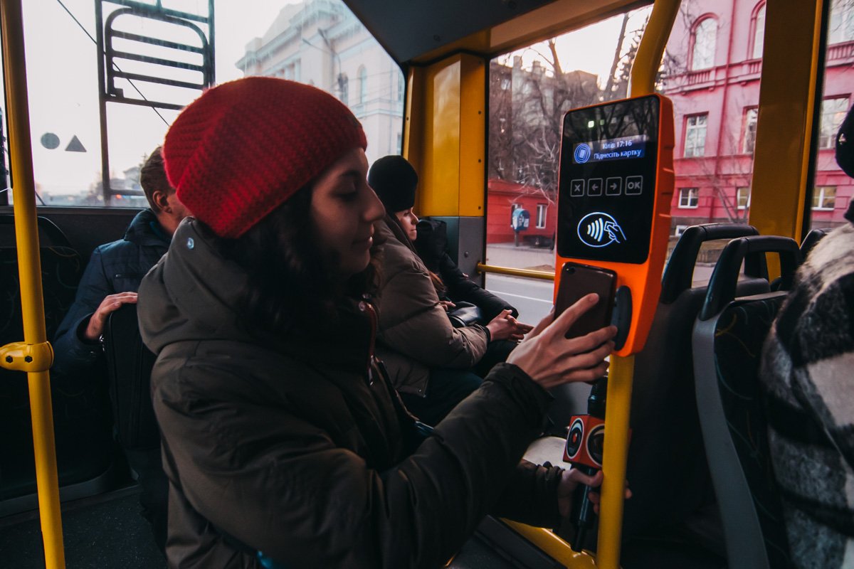 В наземном транспорте подносим экран смартфона с открытым Е-билетом к считывающему устройству на валидаторе