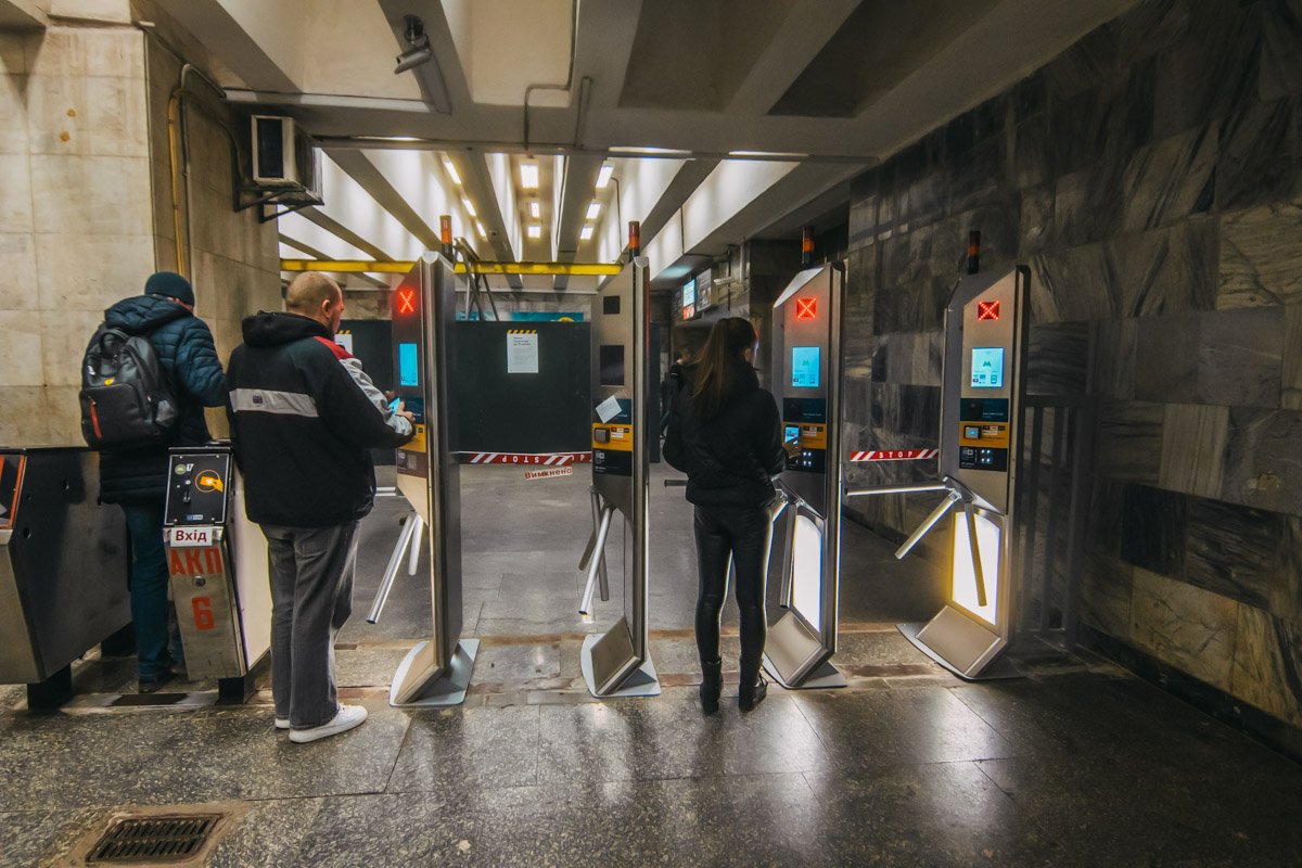 В метро нужно воспользоваться турникетом нового образца, который считывает QR-коды