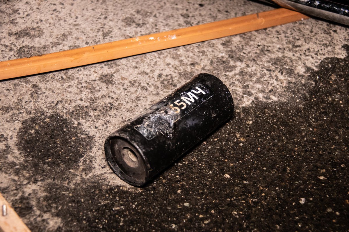 На месте обнаружили дымовые гранаты, которые мужчина бросил внутрь заведения На месте обнаружили дымовые гранаты, которые мужчина бросил внутрь заведения