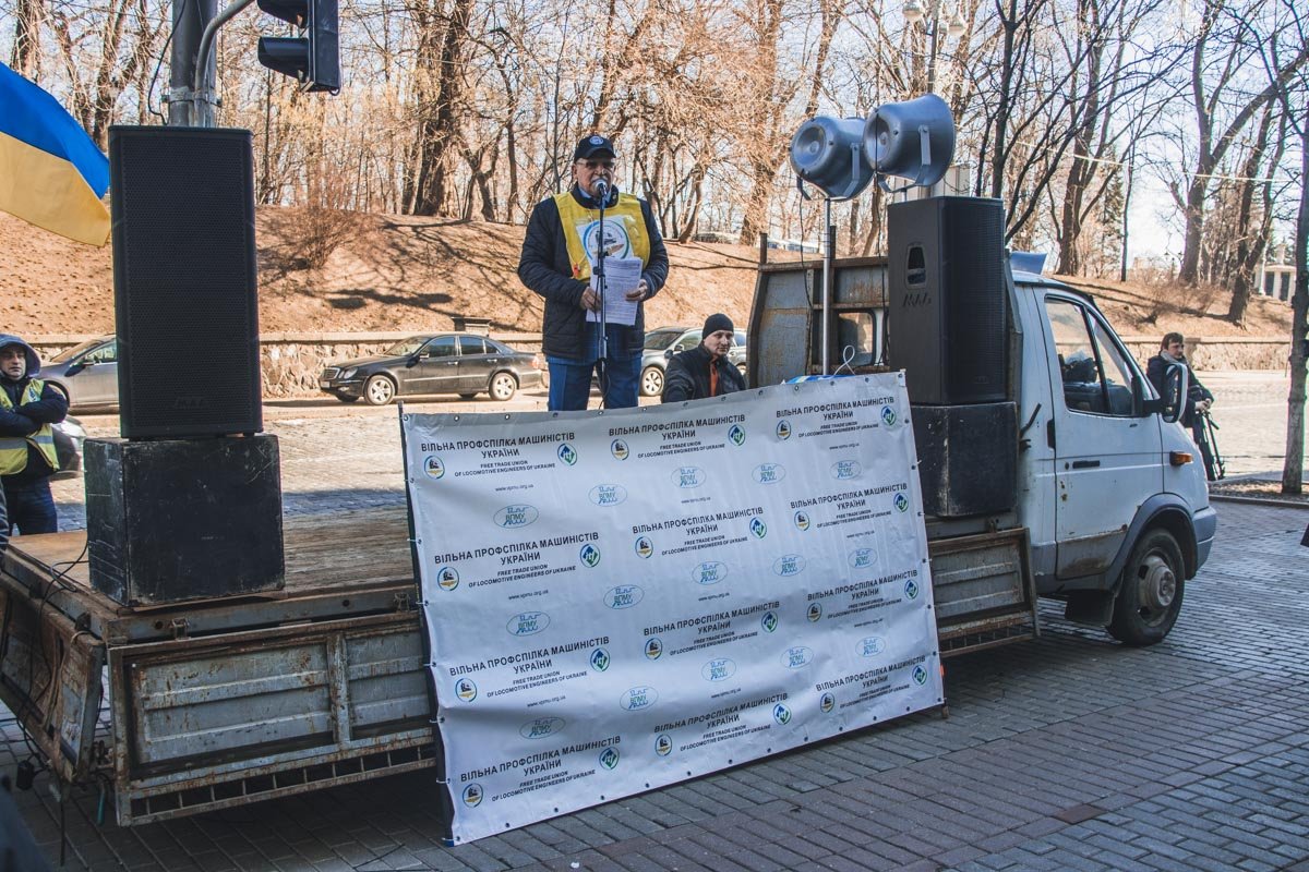 Глава Свободного профсоюза машинистов Украины Семен Кариков оглашает требования