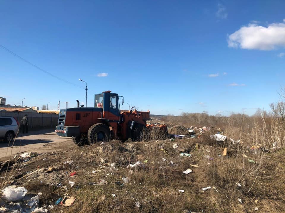 Территория и правда вся завалена мусором, а ведь это - дело рук людей