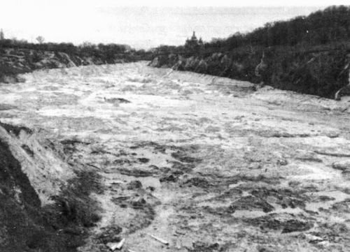 Поток, льющийся мимо Кирилловской церкви