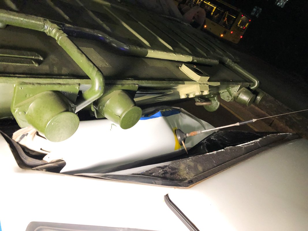 Lada военных успела затормозить перед легковушкой, а едущий сзади БТР врезался в нее