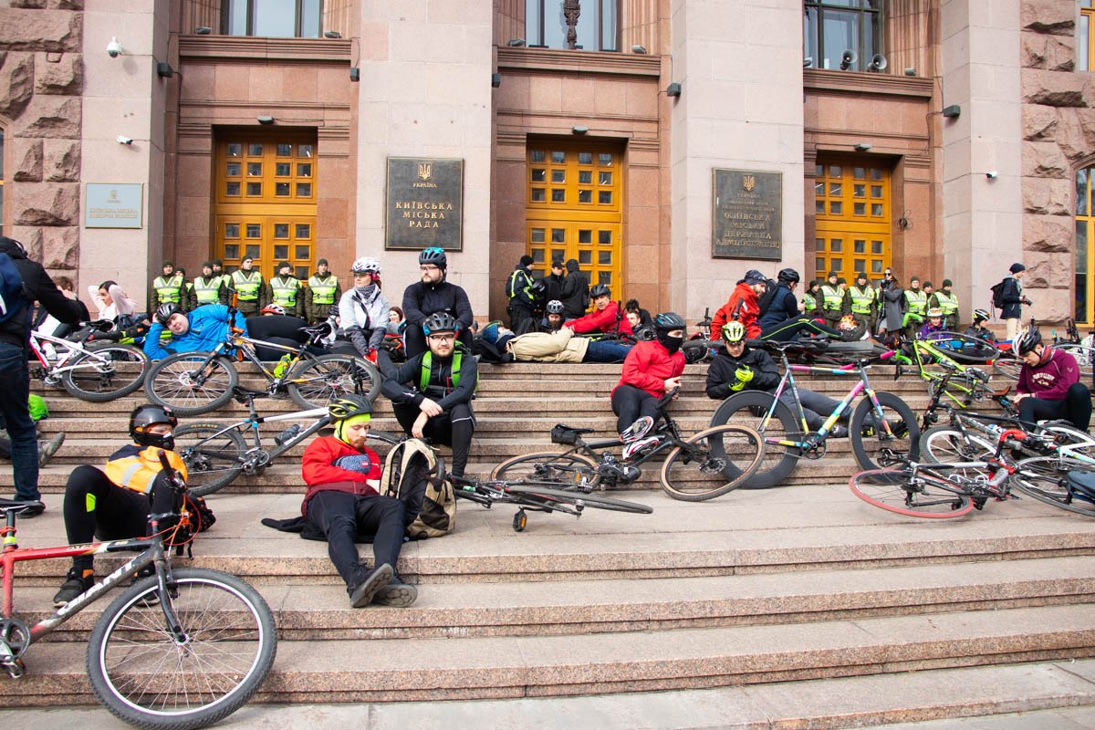 В Киеве под зданием городской администрации собрались несколько десятков велосипедистов
