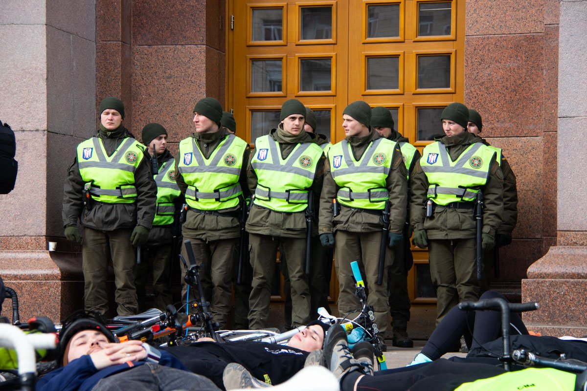 Вход в здание блокировали силовики, однако акция прошла очень мирно