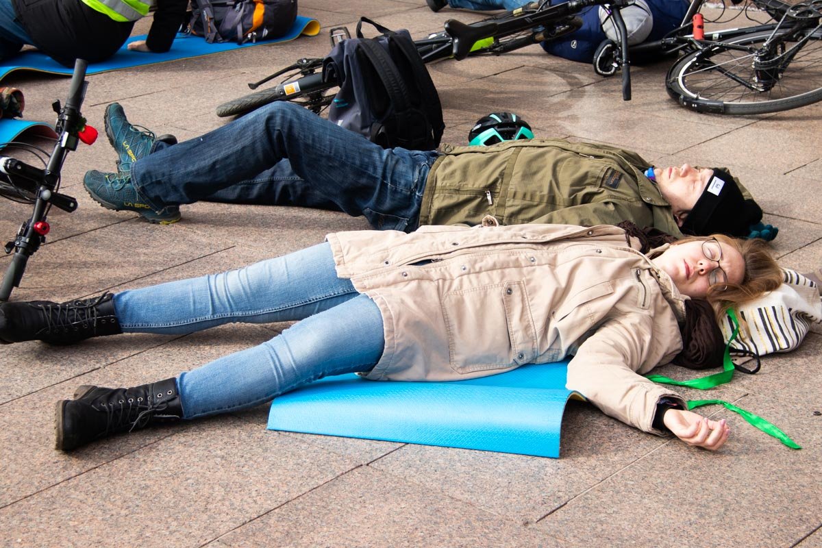 Митингующие медленно умирали под стенами администрации, протестуя против поднятия скорости передвижения по городу до 80 километров в час на некоторых дорогах
