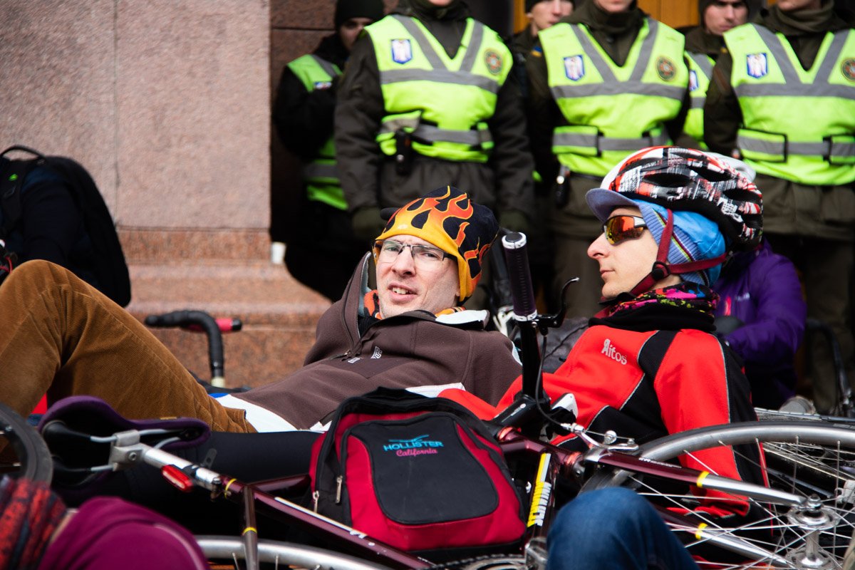 По словам участников акции, депутаты "переступили" через их потребности, и теперь народные избранники вынуждены переступать через них буквально, а не метафорически