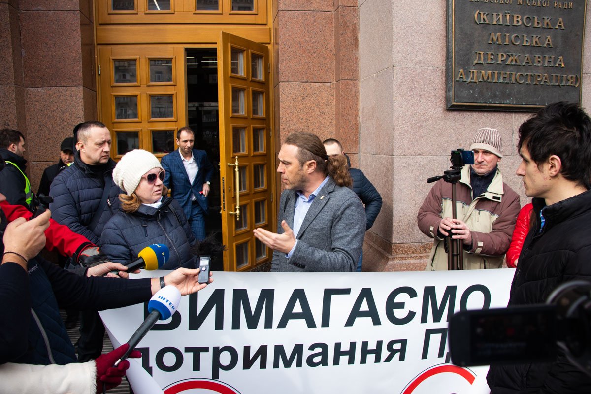 Позже к протестующим вышел депутат Игорь Мирошниченко