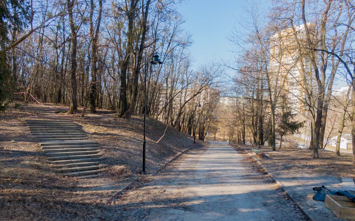 Парк довольно холмистый, кое-где вымощены дорожки и лестнички Парк довольно холмистый, кое-где вымощены дорожки и лестнички