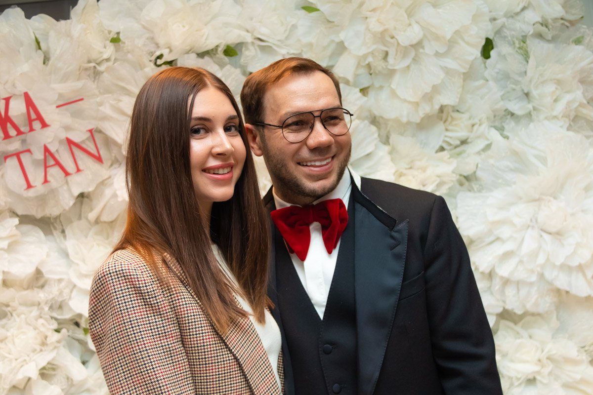 Каждое из двадцати семи платьев носит название, связанное с Парижем Каждое из двадцати семи платьев носит название, связанное с Парижем