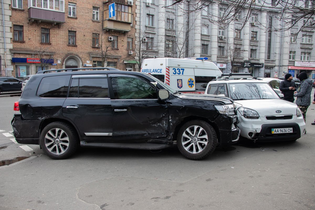 В Киеве на пересечении улиц Саксаганского и Тарасовской произошла авария с участием 4 автомобилей